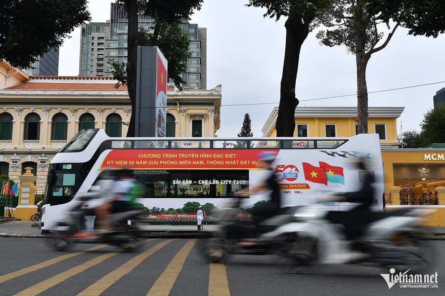 L'amour de la Patrie envahit les rues de Hô Chi Minh-Ville à la fin du mois d'avril ảnh 13