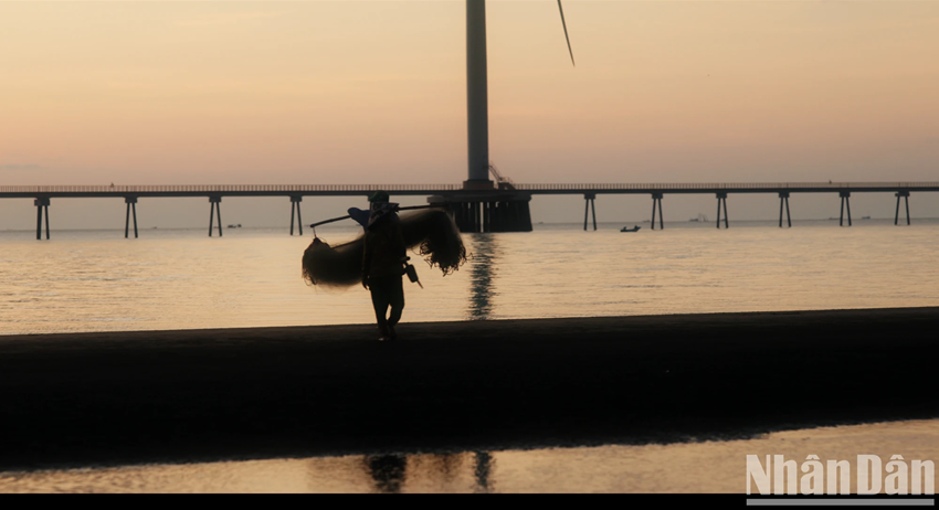 La vie simple des habitants locaux est intimement liée à la mer, à chaque vague, à chaque souffle de vent, ainsi qu’à chaque rayon de soleil matinal. Photo : Nhân Dân. La vie simple des habitants locaux est intimement liée à la mer, à chaque vague, à chaque souffle de vent, ainsi qu’à chaque rayon de soleil matinal. Photo : Nhân Dân.