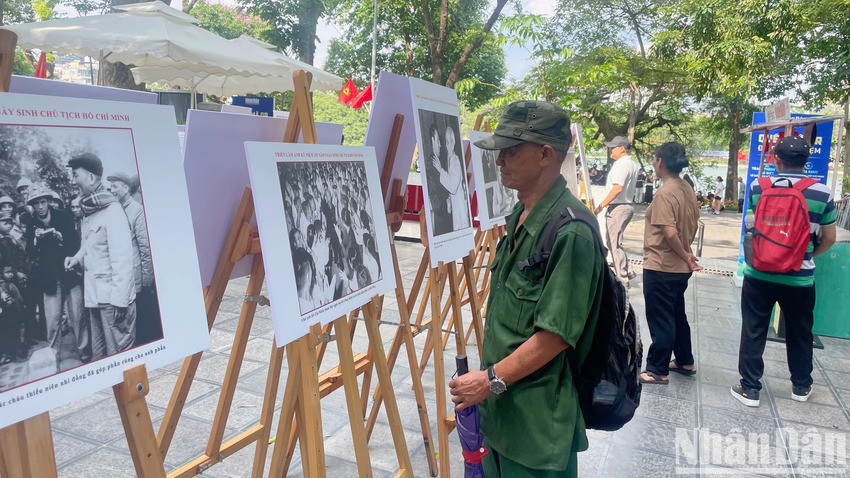 M. Cong ému de voir tant de jeunes visiter l’exposition. Photo : Nhân Dân.