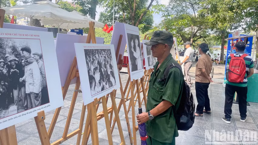 M. Cong ému de voir tant de jeunes visiter l’exposition. Photo : Nhân Dân.