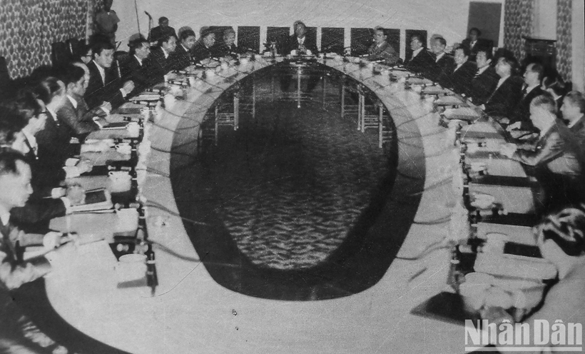 La salle du cabinet, où se tenaient les réunions du Conseil des ministres et du Cabinet de la République du Vietnam.