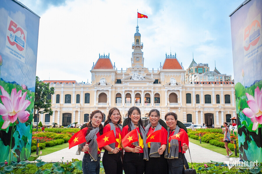 L'amour de la Patrie envahit les rues de Hô Chi Minh-Ville à la fin du mois d'avril ảnh 5