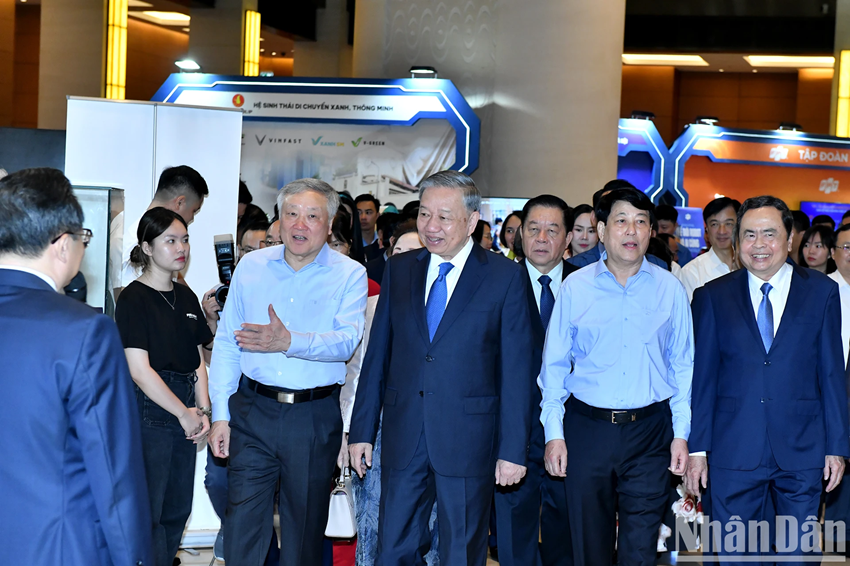 Le secrétaire général du PCV To Lam et les dirigeants du Parti et de l’État visitent l’exposition. Photo : NDEL. Le secrétaire général du PCV To Lam et les dirigeants du Parti et de l’État visitent l’exposition. Photo : NDEL.