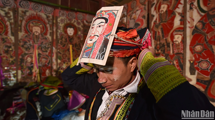 Lors de la cérémonie du cap sac, le récipiendaire reçoit un nom spirituel. Photo : NDEL. Lors de la cérémonie du cap sac, le récipiendaire reçoit un nom spirituel. Photo : NDEL.