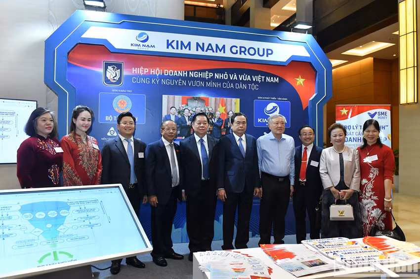 Les dirigeants explorent les stands des entreprises privées. Photo : NDEL.