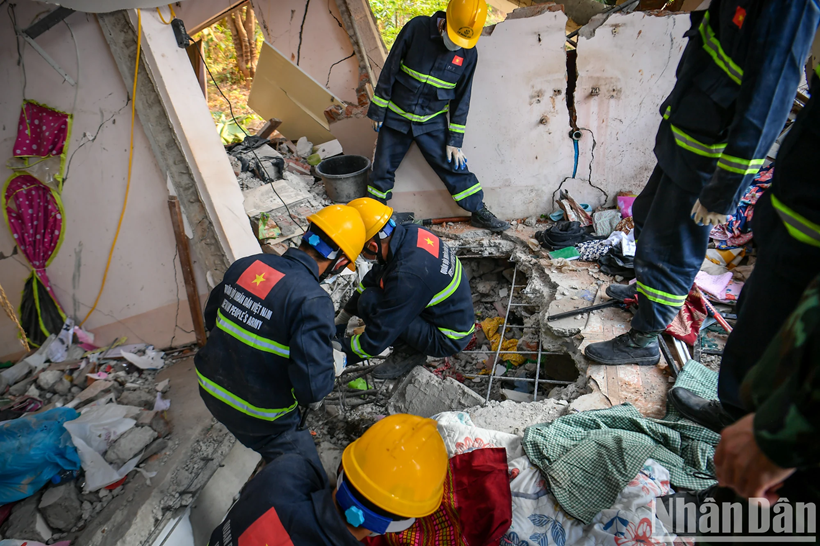 Les secouristes de l'Armée populaire vietnamienne manipulent délicatement chaque pierre, veillant à ne pas provoquer de secousses dangereuses pour les intervenants et à ne pas infliger de souffrances supplémentaires à la victime lors de son extraction.