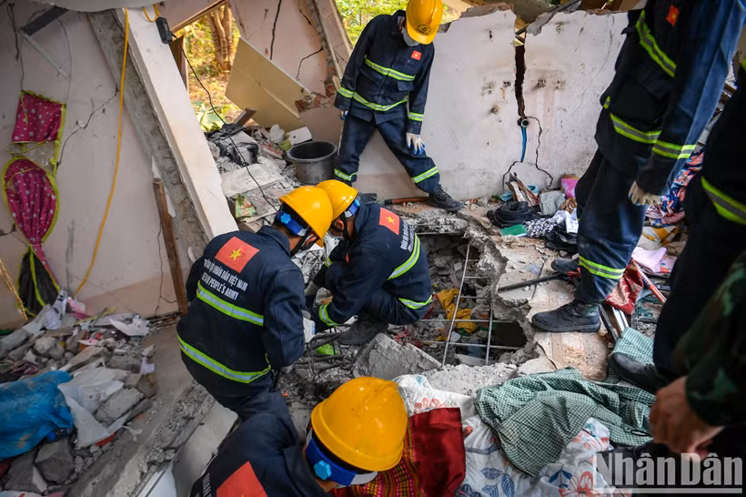 Les secouristes de l'Armée populaire vietnamienne manipulent délicatement chaque pierre, veillant à ne pas provoquer de secousses dangereuses pour les intervenants et à ne pas infliger de souffrances supplémentaires à la victime lors de son extraction.