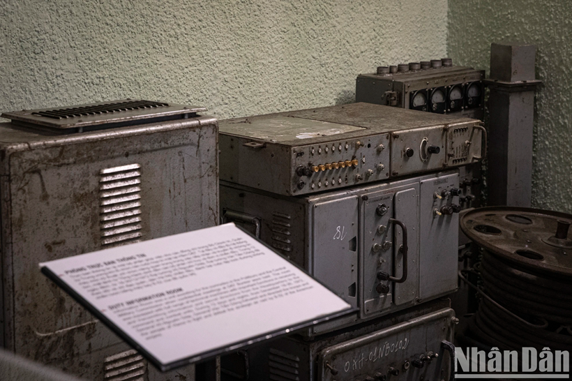 Sur le flanc de la salle de réunion se trouve la salle de garde et des communications, où travaillent les secrétaires, avec un ensemble d'équipements radio et de machines disposés dans des vitrines.
