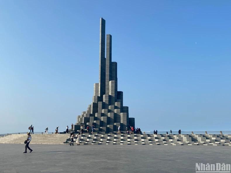 La tour Nghinh Phong est une destination prisée des visiteurs lors de leur exploration de la ville côtière de Tuy Hoa, Phu Yên. Photo : NDEL.