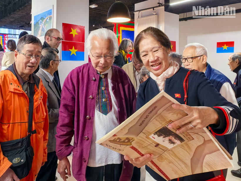 En feuilletant le supplément spécial publié à l’occasion de cette grande commémoration, nombreux sont les Vietnamiens âgés de la diaspora qui n’ont pu retenir leur émotion en évoquant les souvenirs d’un temps de lutte ardente : les manifestations dans les rues, les campagnes de sensibilisation, l’organisation de meetings pour dénoncer la guerre et mobiliser le soutien des amis français en faveur de la paix au Vietnam. En feuilletant le supplément spécial publié à l’occasion de cette grande commémoration, nombreux sont les Vietnamiens âgés de la diaspora qui n’ont pu retenir leur émotion en évoquant les souvenirs d’un temps de lutte ardente : les manifestations dans les rues, les campagnes de sensibilisation, l’organisation de meetings pour dénoncer la guerre et mobiliser le soutien des amis français en faveur de la paix au Vietnam.