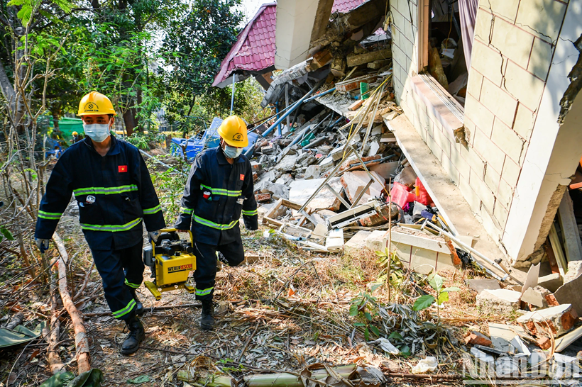 Les secouristes vietnamiens ont dû mobiliser des scies à béton pour intervenir sur les zones les plus difficiles.