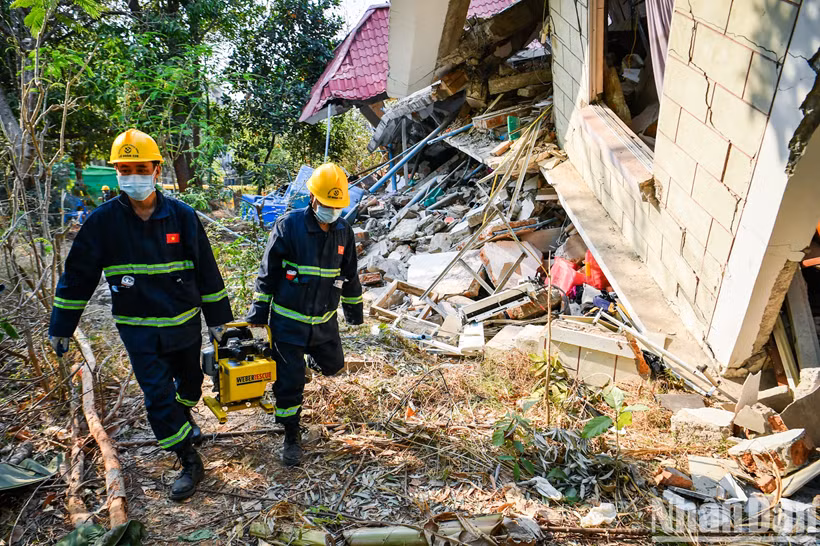 Les secouristes vietnamiens ont dû mobiliser des scies à béton pour intervenir sur les zones les plus difficiles.