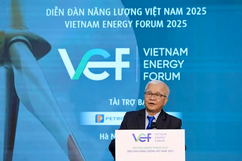 Chu Van Lam, vice-président permanent de l'Association des sciences économiques du Vietnam, prononce un discours d'ouverture lors du forum. Photo : NDEL.