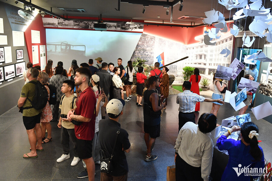 L'amour de la Patrie envahit les rues de Hô Chi Minh-Ville à la fin du mois d'avril ảnh 9