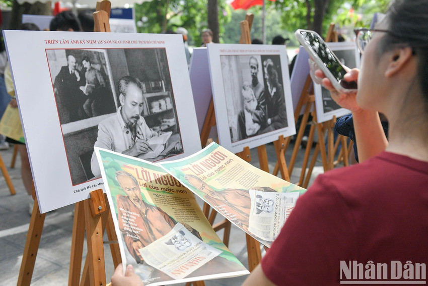 Les visiteurs découvrent les technologies intégrées aux suppléments du journal. Photo : Nhân Dân.