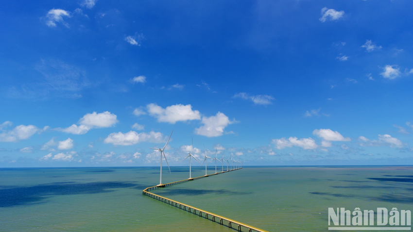 La mer de Ba Dong, avec sa beauté naturelle abondante, son parc éolien à la pointe de la technologie et la vie simple des pêcheurs, devient un symbole emblématique de Tra Vinh — une illustration manifeste de la coexistence durable entre tradition culturelle et développement économique moderne. Photo : Nhân Dân. La mer de Ba Dong, avec sa beauté naturelle abondante, son parc éolien à la pointe de la technologie et la vie simple des pêcheurs, devient un symbole emblématique de Tra Vinh — une illustration manifeste de la coexistence durable entre tradition culturelle et développement économique moderne. Photo : Nhân Dân.