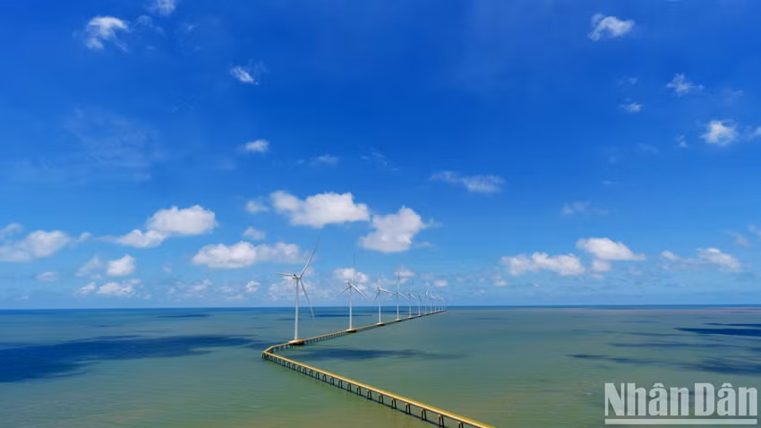 La mer de Ba Dong, avec sa beauté naturelle abondante, son parc éolien à la pointe de la technologie et la vie simple des pêcheurs, devient un symbole emblématique de Tra Vinh — une illustration manifeste de la coexistence durable entre tradition culturelle et développement économique moderne. Photo : Nhân Dân.