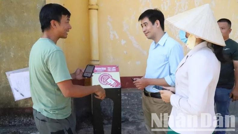 Installation du panneau équipé de puces NFC du projet "Yêu lắm Việt Nam" sur le site historique national spécial de la prison de Buôn Ma Thuôt. Photo : NDEL. Installation du panneau équipé de puces NFC du projet "Yêu lắm Việt Nam" sur le site historique national spécial de la prison de Buôn Ma Thuôt. Photo : NDEL.
