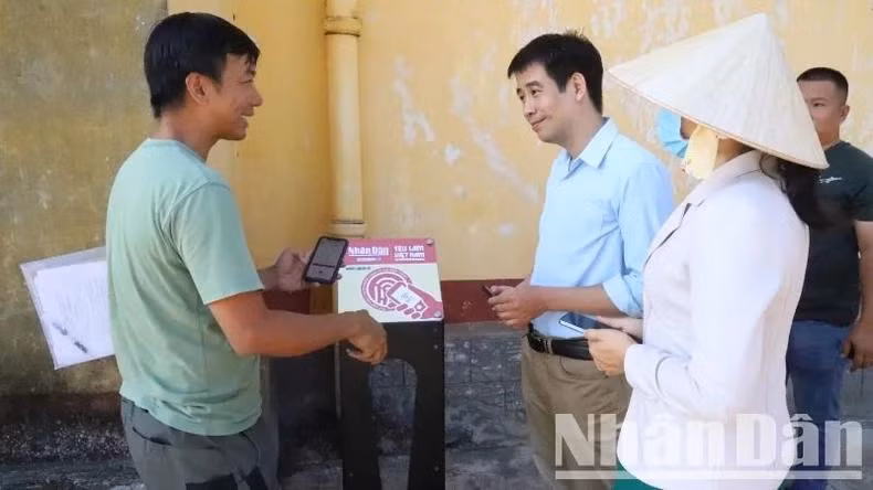 Installation du panneau équipé de puces NFC du projet "Yêu lắm Việt Nam" sur le site historique national spécial de la prison de Buôn Ma Thuôt. Photo : NDEL.