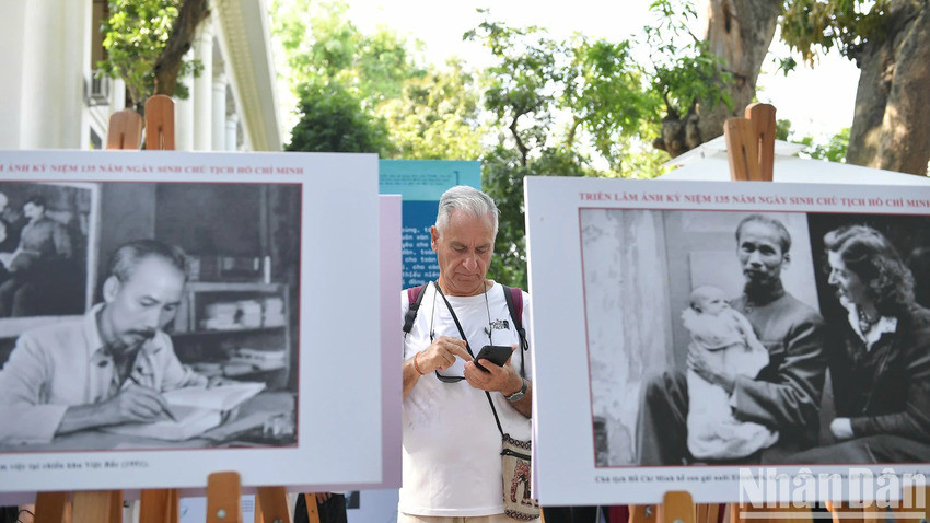 Gilbert effectue des recherches sur le Président Hô Chi Minh au sein de l’exposition. Photo : Nhân Dân.