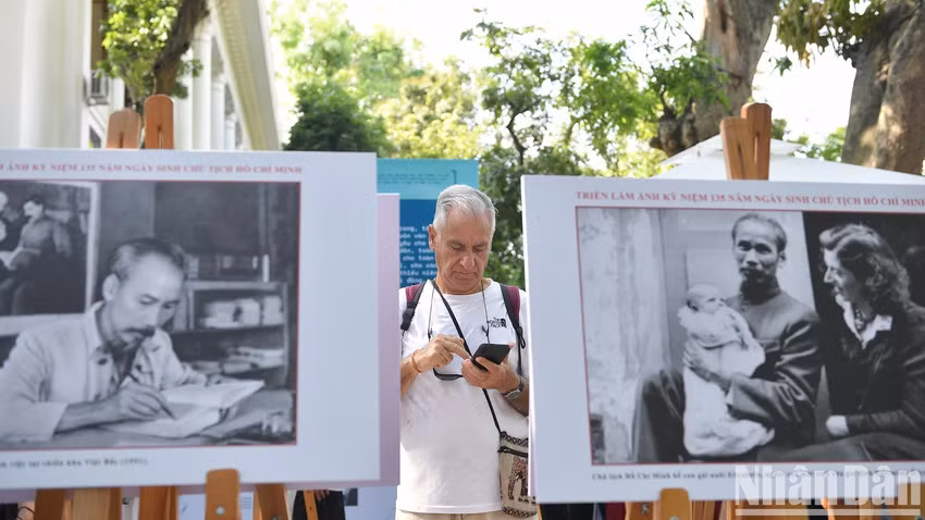 Gilbert effectue des recherches sur le Président Hô Chi Minh au sein de l’exposition. Photo : Nhân Dân.