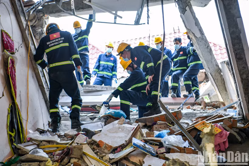 Les forces du génie de l'Armée populaire vietnamienne s’efforcent de retrouver les victimes enfouies sous les débris, utilisant des foreuses et des scies hydrauliques.