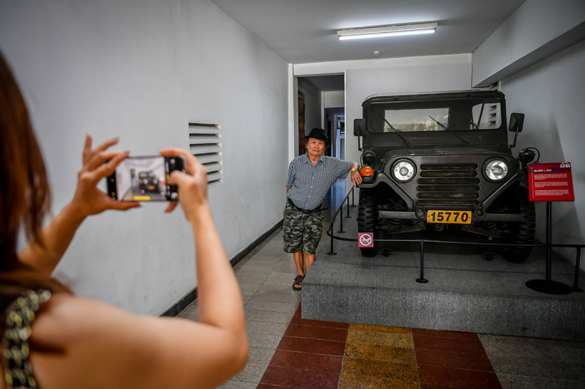 En sortant du sous-sol, les visiteurs peuvent apercevoir un véhicule Jeep M151A2, celui-là même qui transporta le président Duong Van Minh à la station de radio de Saïgon le 30 avril 1975. C’est dans ce lieu qu’il prononça sa déclaration de reddition sans condition, marquant ainsi la fin officielle du gouvernement de Saïgon et le début de la réunification du pays.