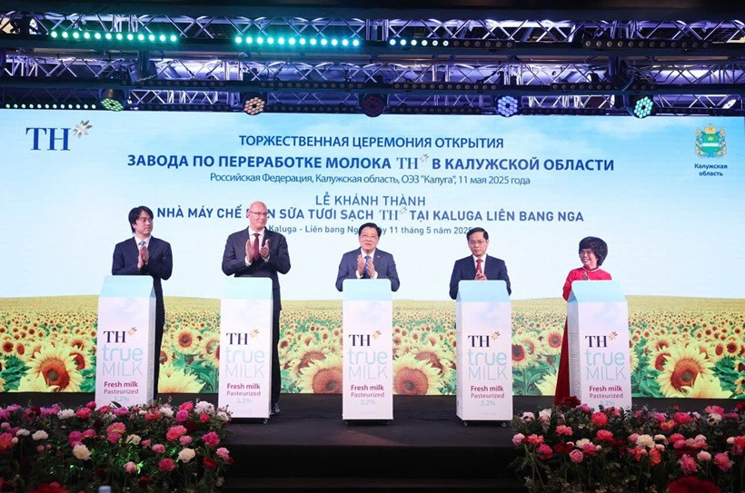 Les délégués procèdent à l’inauguration de l’usine laitière TH dans la province de Kaluga, en Russie. Photo : TH.