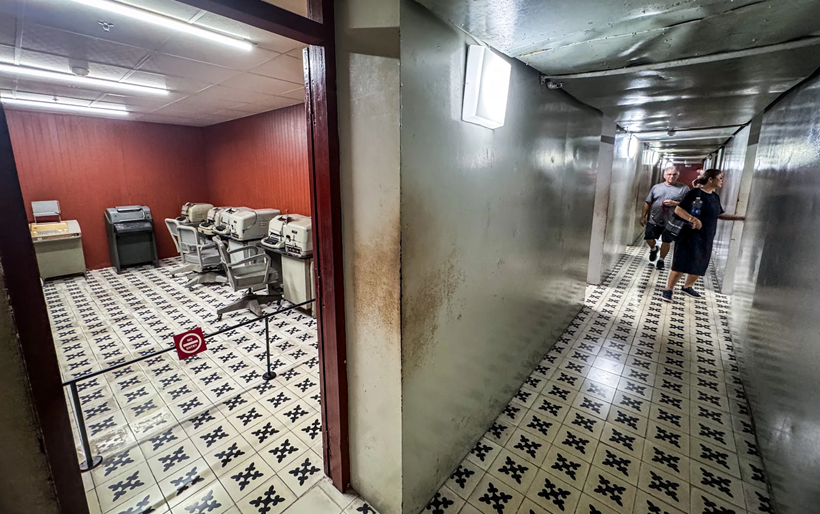 Le sous-sol est l'une des zones les plus fascinantes pour les visiteurs du Palais de l’Indépendance. Conçu par l’ingénieur Phan Van Dien, cet ouvrage a été construit de manière robuste, avec une longueur de 72,5 m, une largeur variant de 0,8 à 22,5 m et une profondeur de 0,6 à 2,5 m. Les différentes pièces du sous-sol sont reliées par de petits couloirs en béton, avec des murs en acier d’une épaisseur de 5 mm et un système de ventilation indépendant.