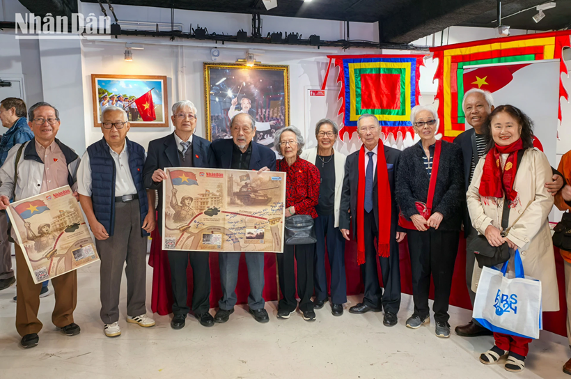 Un demi-siècle s’est écoulé depuis le 30 avril, jalon historique de la nation, mais, dans le cœur des Viet Kieu demeurent intacts les souvenirs des marches enflammées, des drapeaux rouges frappés d’étoile d’or fièrement levés, et des cris vibrants « Vietnam - Ho Chi Minh » résonnant dans les rues. Un demi-siècle s’est écoulé depuis le 30 avril, jalon historique de la nation, mais, dans le cœur des Viet Kieu demeurent intacts les souvenirs des marches enflammées, des drapeaux rouges frappés d’étoile d’or fièrement levés, et des cris vibrants « Vietnam - Ho Chi Minh » résonnant dans les rues.