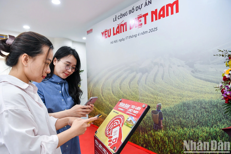 Le panneau muni de NFC est placé sur le site de l'événement, offrant ainsi aux habitants l'opportunité de l'expérimenter. Photo : NDEL. Le panneau muni de NFC est placé sur le site de l'événement, offrant ainsi aux habitants l'opportunité de l'expérimenter. Photo : NDEL.