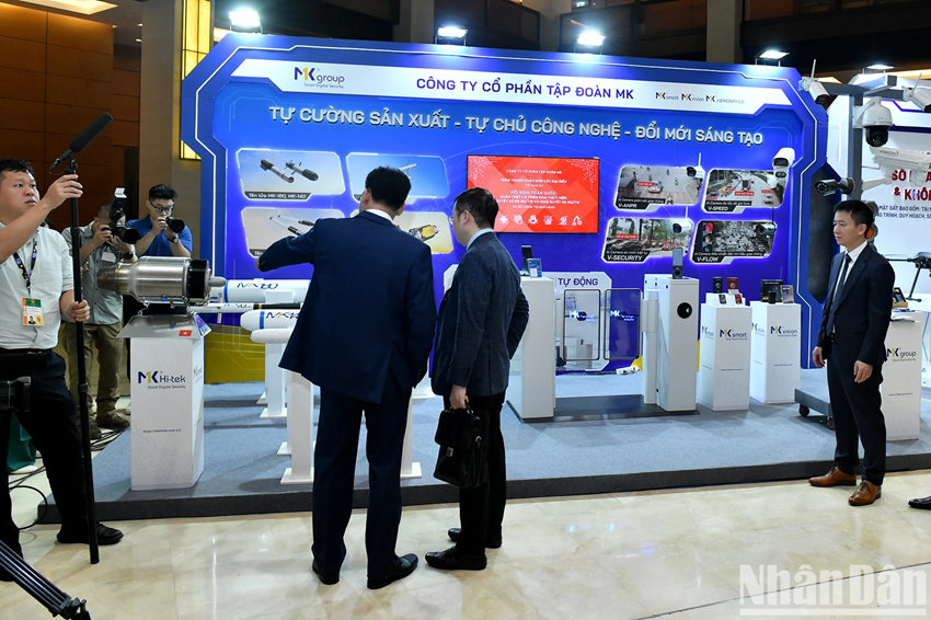 Les délégués admirent les produits phares de l’économie privée. Photo : NDEL. Les délégués admirent les produits phares de l’économie privée. Photo : NDEL.