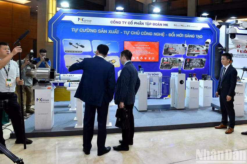 Les délégués admirent les produits phares de l’économie privée. Photo : NDEL.