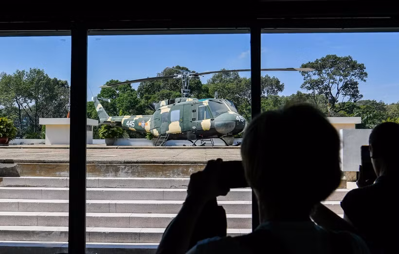 Après avoir visité l'ensemble du Palais de l’Indépendance, les visiteurs peuvent monter au toit-terrasse pour admirer l'hélicoptère UH-1, un artefact lié à des événements ayant contribué à la victoire lors des derniers jours de la guerre.
