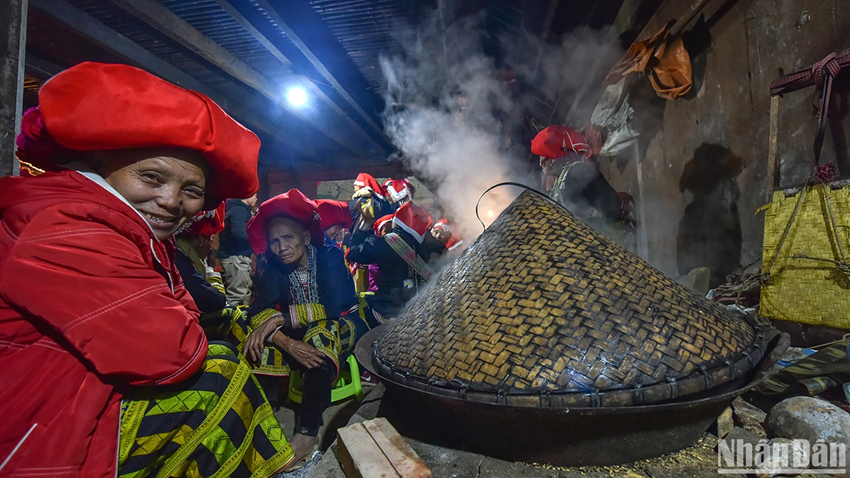 Les femmes Dao rouges assurent avec dévouement la préparation des repas durant la cérémonie du cap sac. Photo : NDEL. Les femmes Dao rouges assurent avec dévouement la préparation des repas durant la cérémonie du cap sac. Photo : NDEL.