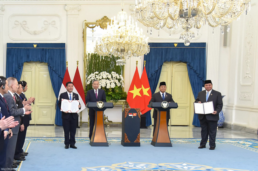 Le Vietnam et l’Indonésie ont pris de nombreux engagements pour une coopération en matière de développement vert, dans le cadre de la visite d’État du secrétaire général du Parti Tô Lâm en Indonésie en mars dernier, qui a permis de porter leurs relations bilatérales au niveau de partenariat stratégique intégral. Photo : Baoquocte. Le Vietnam et l’Indonésie ont pris de nombreux engagements pour une coopération en matière de développement vert, dans le cadre de la visite d’État du secrétaire général du Parti Tô Lâm en Indonésie en mars dernier, qui a permis de porter leurs relations bilatérales au niveau de partenariat stratégique intégral. Photo : Baoquocte.