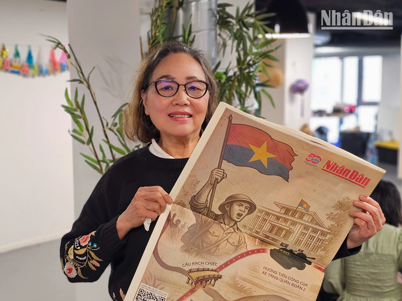 Mme Pham Thi Luan vit en France depuis 36 ans. En tenant le supplément spécial du Journal Nhân Dân, elle n’a pu retenir son émotion : «On peut s’éloigner de sa terre natale, mais la terre natale ne nous quitte jamais. C’est justement pour cette raison que, depuis deux semaines, je suis avec une grande attention les nouvelles concernant les célébrations du 30 avril au Vietnam. La communauté vietnamienne en France est pleine de joie en tenant ce supplément spécial entre ses mains, avec un cœur toujours tourné vers la Patrie.» Mme Pham Thi Luan vit en France depuis 36 ans. En tenant le supplément spécial du Journal Nhân Dân, elle n’a pu retenir son émotion : «On peut s’éloigner de sa terre natale, mais la terre natale ne nous quitte jamais. C’est justement pour cette raison que, depuis deux semaines, je suis avec une grande attention les nouvelles concernant les célébrations du 30 avril au Vietnam. La communauté vietnamienne en France est pleine de joie en tenant ce supplément spécial entre ses mains, avec un cœur toujours tourné vers la Patrie.»