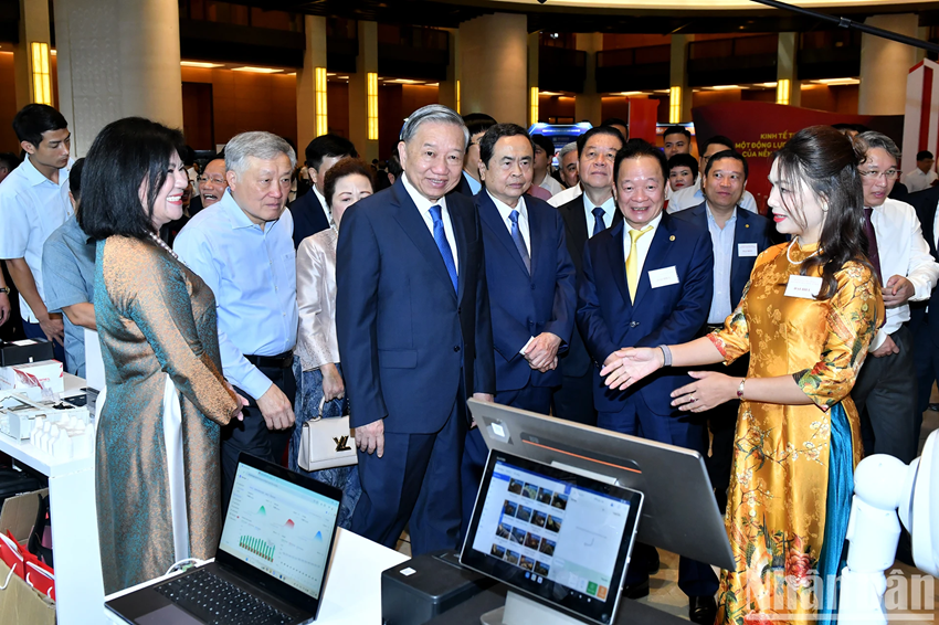 Le secrétaire général du PCV To Lam et les dirigeants du Parti et de l’État visitent l’exposition. Photo : NDEL. Le secrétaire général du PCV To Lam et les dirigeants du Parti et de l’État visitent l’exposition. Photo : NDEL.