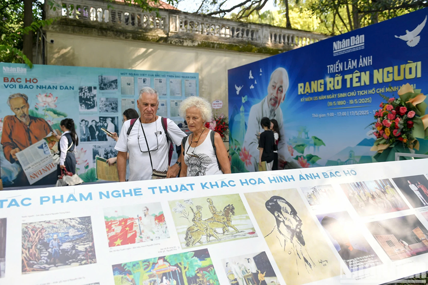 Marie et Gilbert visitent l’exposition. Photo : Nhân Dân.