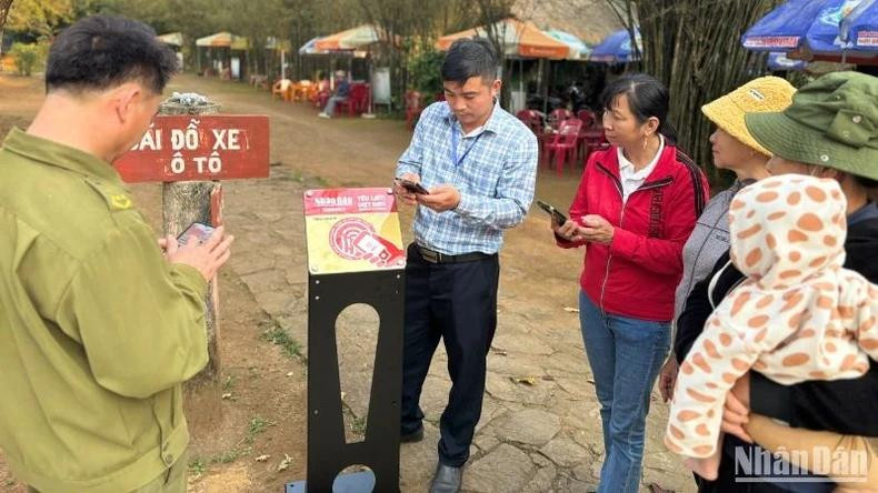 De nombreux visiteurs découvrent l’expérience du check-in via les panneaux NFC sur le site historique national spécial des tunnels de Vinh Moc. Photo : NDEL.