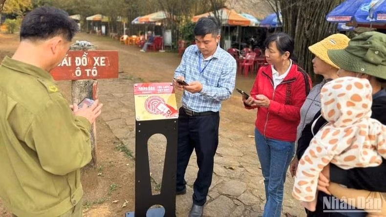 De nombreux visiteurs découvrent l’expérience du check-in via les panneaux NFC sur le site historique national spécial des tunnels de Vinh Moc. Photo : NDEL.