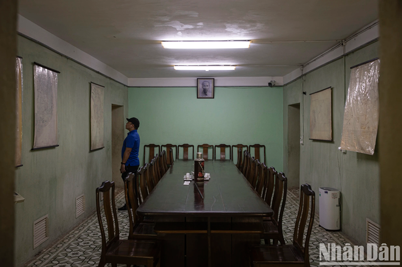 La salle de réunion située sous le bunker D67 est de forme rectangulaire, mesurant 9,15 m de long et 3,88 m de large. Les murs, d'une épaisseur de 0,47 m, sont en béton armé de haute résistance.