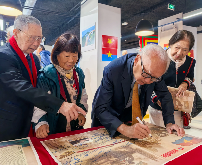 M.Tran Tu Nghia et Mme Nguyen Thi Anh Tho, tous deux âgés de plus de 80 ans, font partie de ces Vietnamiens de l'étranger profondément engagés dans les mouvements patriotiques depuis de nombreuses années. Ils viennent tout juste de revenir en France après un séjour de près d'un mois au Vietnam. Non seulement ils se réjouissent des progrès remarquables du pays, mais ils éprouvent également une grande fierté en voyant que la jeune génération, bien qu’évoluant à l’ère du numérique, reste profondément attachée à sa patrie et soucieuse de préserver les précieuses valeurs historiques. Mme Tho a partagé : «De nombreux jeunes venus de toutes les régions du pays se sont rendus à Ho Chi Minh-Ville, passant la nuit éveillés pour attendre l'heure des défilés en l’honneur du 50e anniversaire de la libération du Sud et de la réunification du pays.» M.Tran Tu Nghia et Mme Nguyen Thi Anh Tho, tous deux âgés de plus de 80 ans, font partie de ces Vietnamiens de l'étranger profondément engagés dans les mouvements patriotiques depuis de nombreuses années. Ils viennent tout juste de revenir en France après un séjour de près d'un mois au Vietnam. Non seulement ils se réjouissent des progrès remarquables du pays, mais ils éprouvent également une grande fierté en voyant que la jeune génération, bien qu’évoluant à l’ère du numérique, reste profondément attachée à sa patrie et soucieuse de préserver les précieuses valeurs historiques. Mme Tho a partagé : «De nombreux jeunes venus de toutes les régions du pays se sont rendus à Ho Chi Minh-Ville, passant la nuit éveillés pour attendre l'heure des défilés en l’honneur du 50e anniversaire de la libération du Sud et de la réunification du pays.»