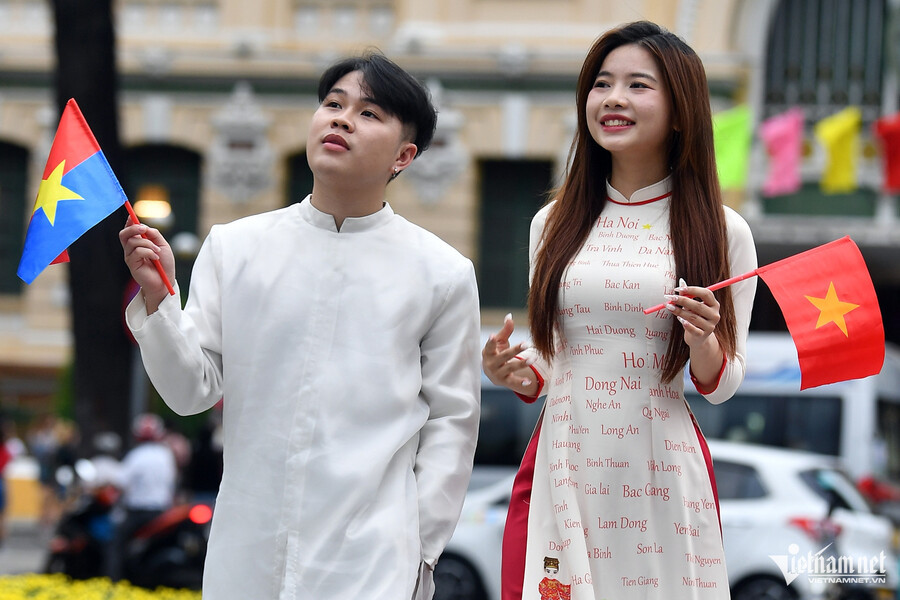 L'amour de la Patrie envahit les rues de Hô Chi Minh-Ville à la fin du mois d'avril ảnh 3