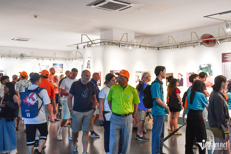 L'amour de la Patrie envahit les rues de Hô Chi Minh-Ville à la fin du mois d'avril ảnh 11