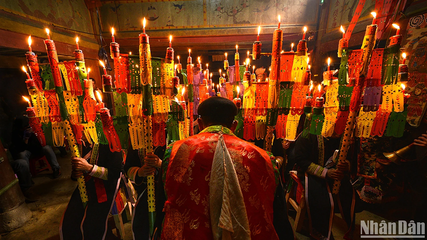 La cérémonie du cap sac incarne un trait culturel distinctif des Dao rouges. Photo : NDEL. La cérémonie du cap sac incarne un trait culturel distinctif des Dao rouges. Photo : NDEL.