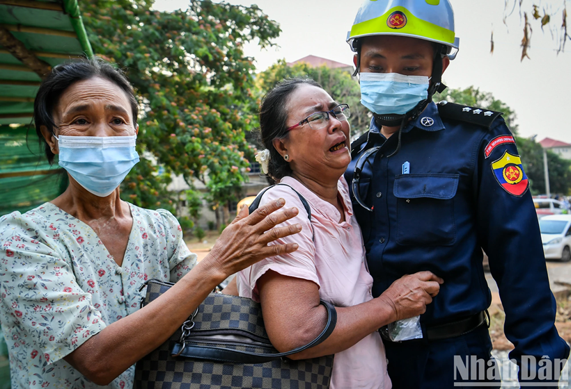 À l'extérieur, les proches des victimes encore piégées ne pouvaient retenir leur immense douleur.