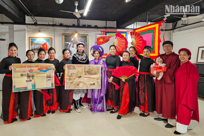 Le supplément spécial du Journal Nhân Dân retrace le Printemps de l'indépendance et de la réunification de 1975, tout en tournant les regards vers des printemps futurs, remplis de solidarité et porteurs d’espoir pour une nouvelle ère - celle d'essor de la nation. Le supplément spécial du Journal Nhân Dân retrace le Printemps de l'indépendance et de la réunification de 1975, tout en tournant les regards vers des printemps futurs, remplis de solidarité et porteurs d’espoir pour une nouvelle ère - celle d'essor de la nation.