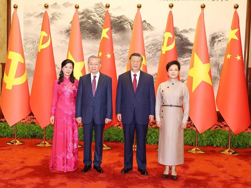 Le secrétaire général et président de la Chine, Xi Jinping, et son épouse, rencontrent le secrétaire général et président du Vietnam, Tô Lâm, et son épouse, le 19 août 2024, à l’occasion de leur visite d’État en Chine. Photo : VNA. Le secrétaire général et président de la Chine, Xi Jinping, et son épouse, rencontrent le secrétaire général et président du Vietnam, Tô Lâm, et son épouse, le 19 août 2024, à l’occasion de leur visite d’État en Chine. Photo : VNA.