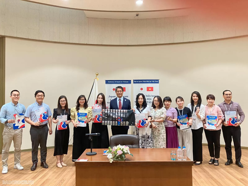 Lors de la conférence de presse, l’ambassadeur Ito Naoki présente l’exposition Osaka Kansai Expo en cours au Japon. Photo : Baoquocte. Lors de la conférence de presse, l’ambassadeur Ito Naoki présente l’exposition Osaka Kansai Expo en cours au Japon. Photo : Baoquocte.